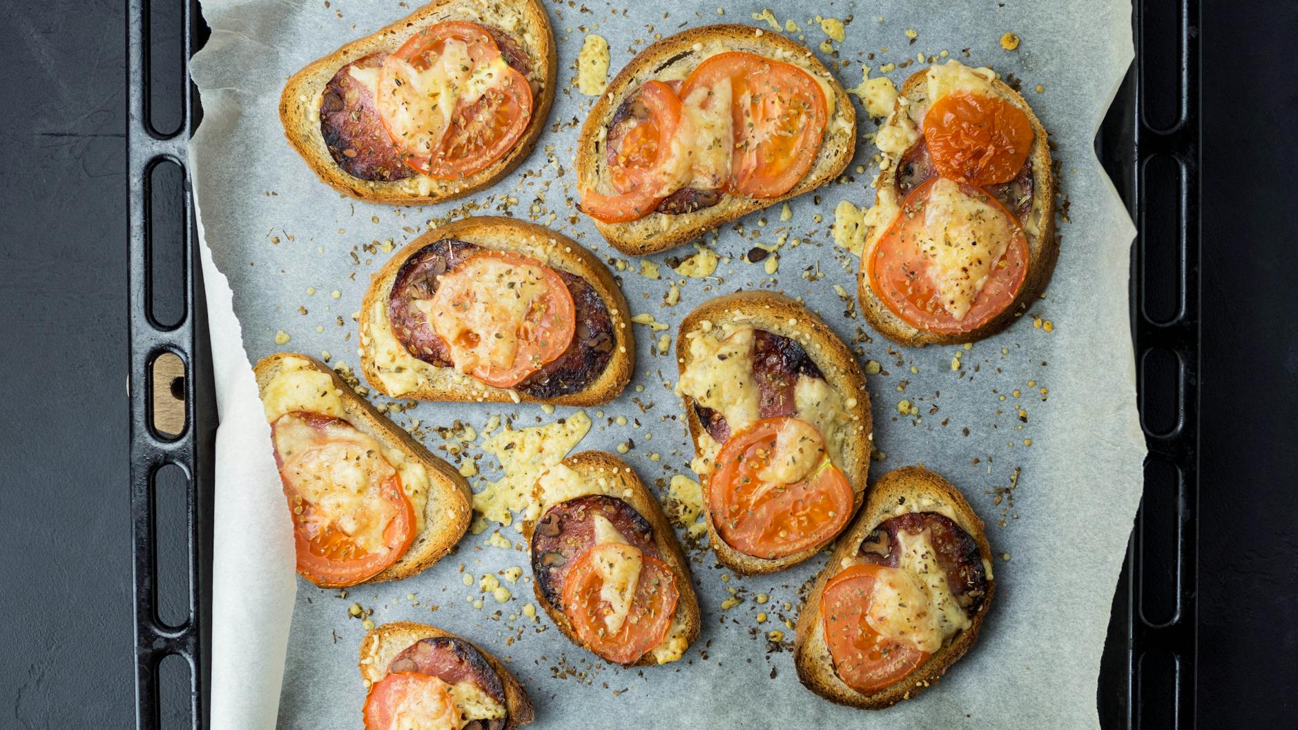 Grzanki z serem i pomidorami prosto z piekarnika na blasze