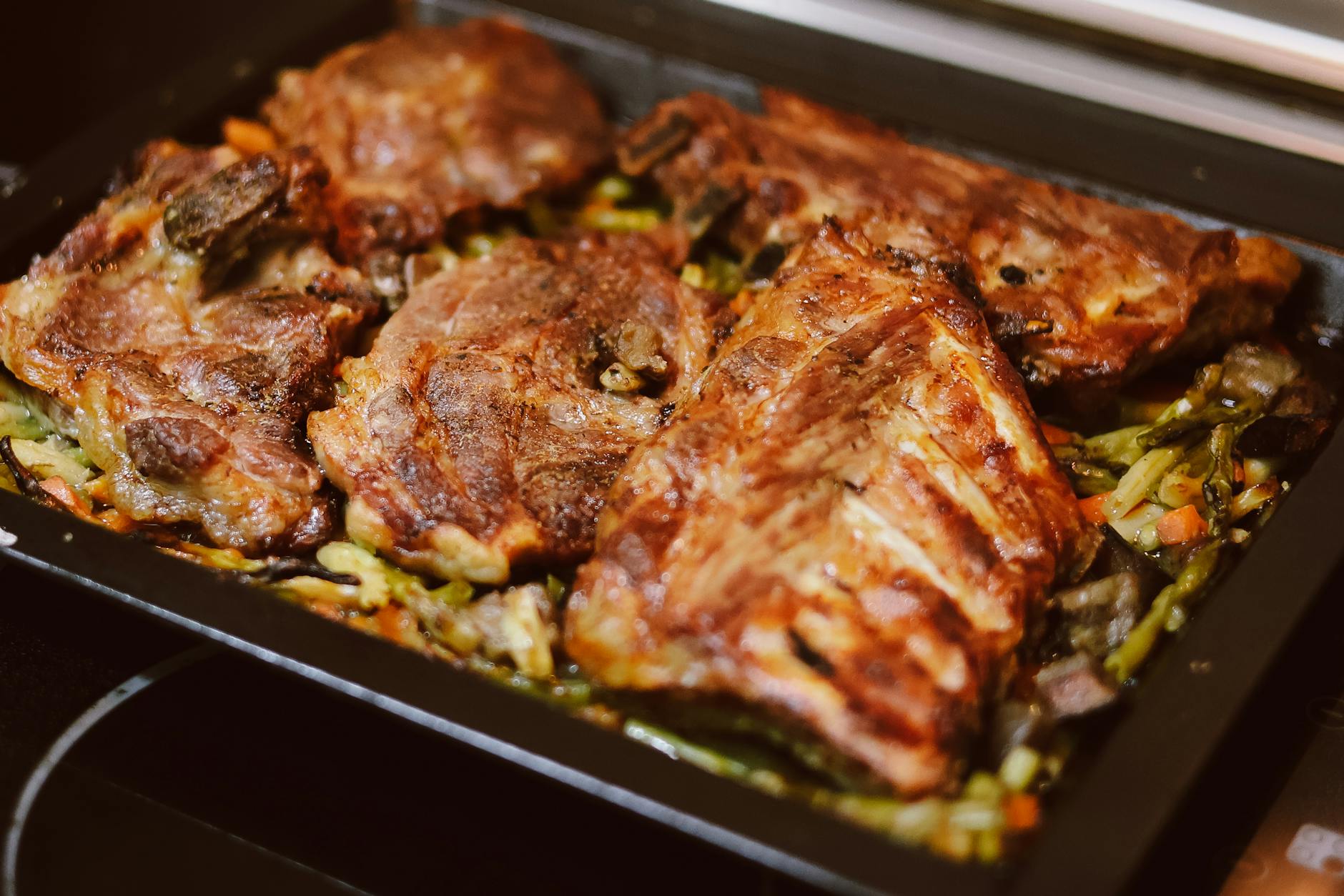 Pieczone mięso z warzywami jako szybki obiad z piekarnika