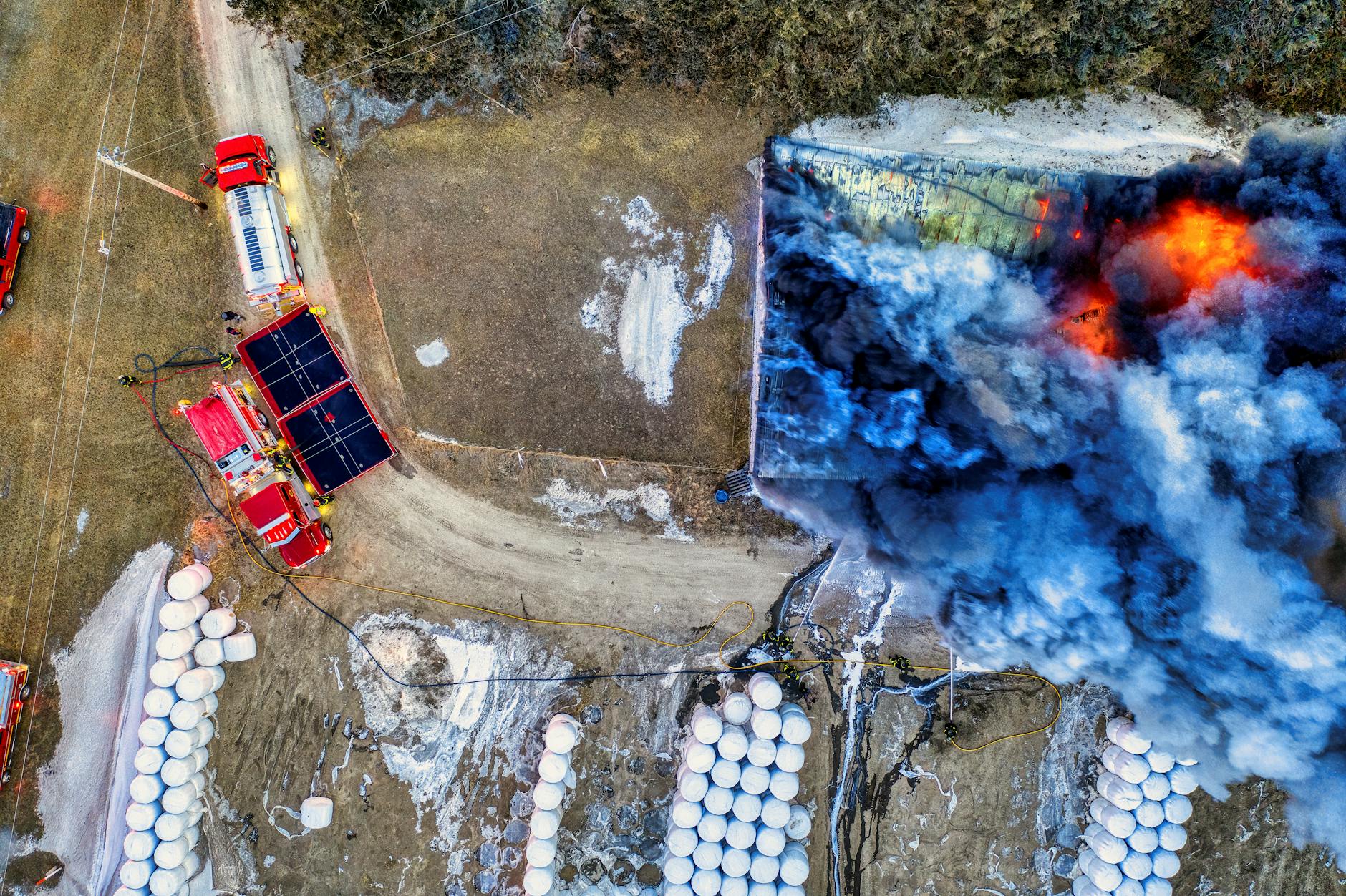 Strażacy gaszą intensywny pożar widziany z drona