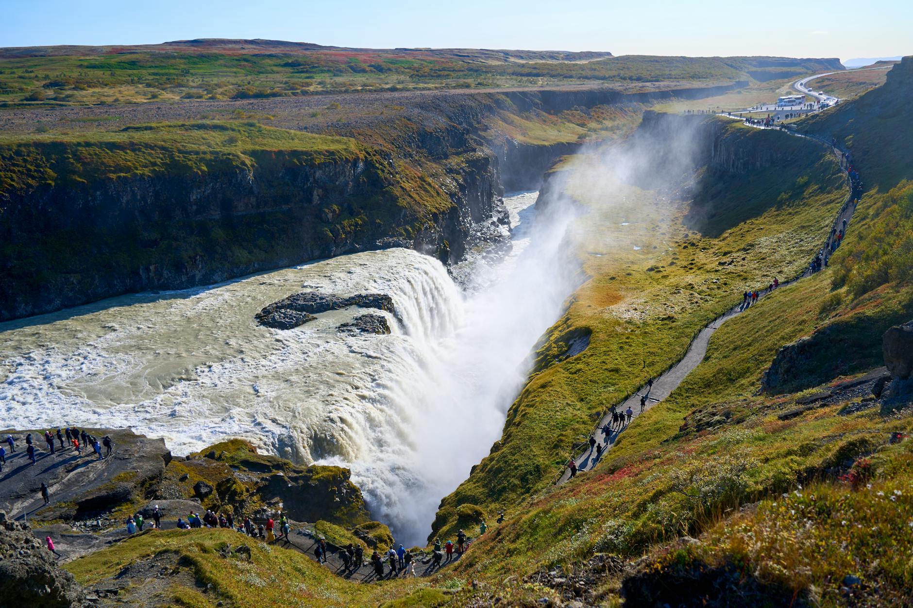 Wodospad Gullfoss w Islandii otoczony zielonymi wzgórzami