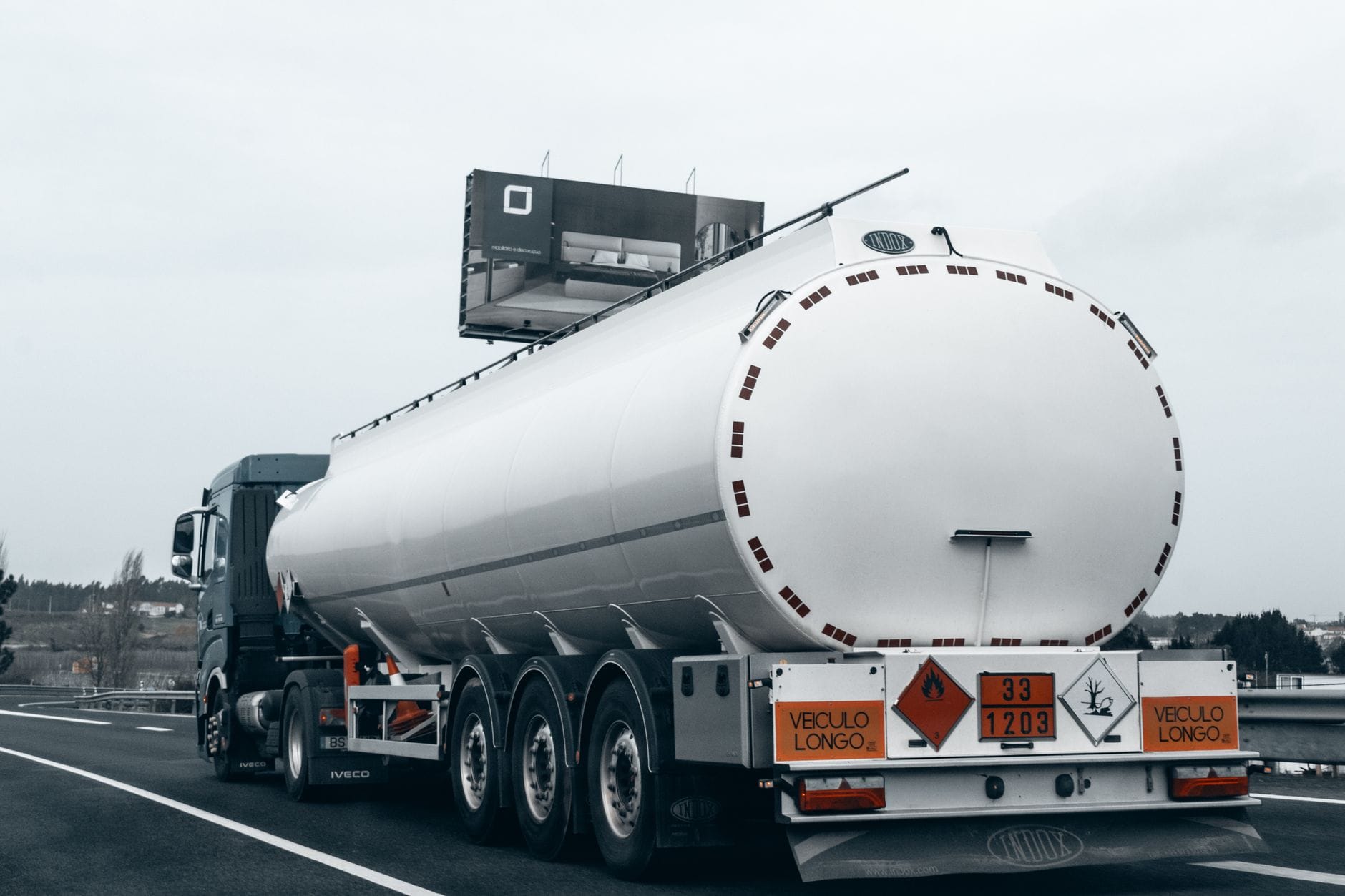 Cysternowy samochód ciężarowy z paliwem na autostradzie
