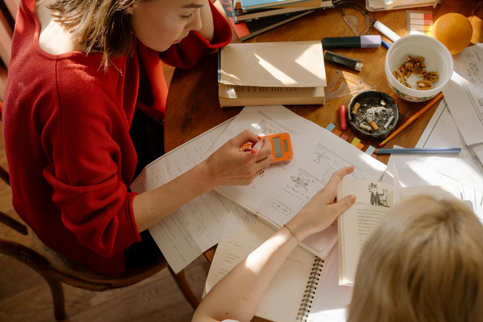 Dwóch studentów przygotowuje się do egzaminu ADR przy biurku