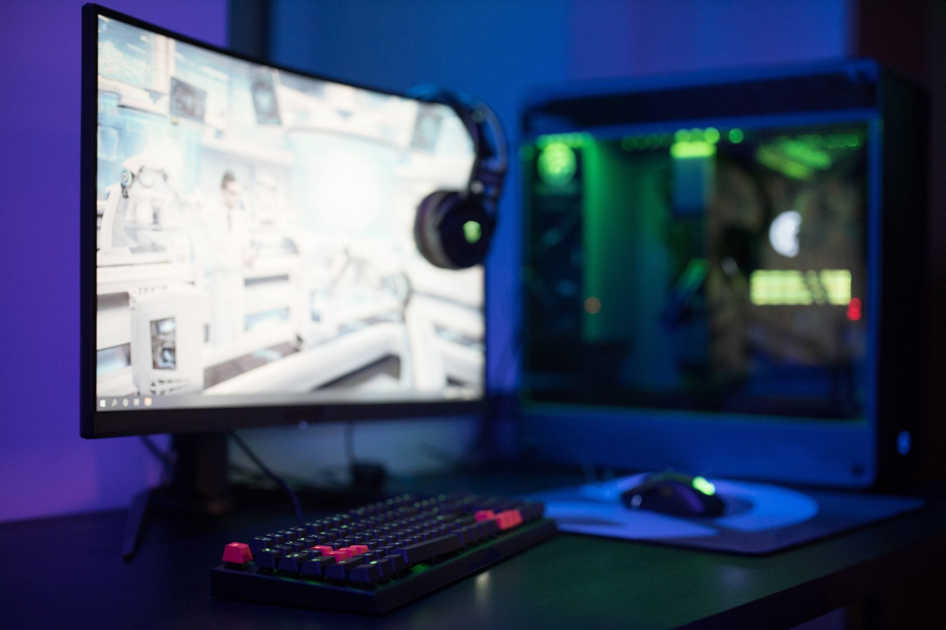 Nowoczesne stanowisko do gier z zakrzywionym monitorem i klawiaturą RGB