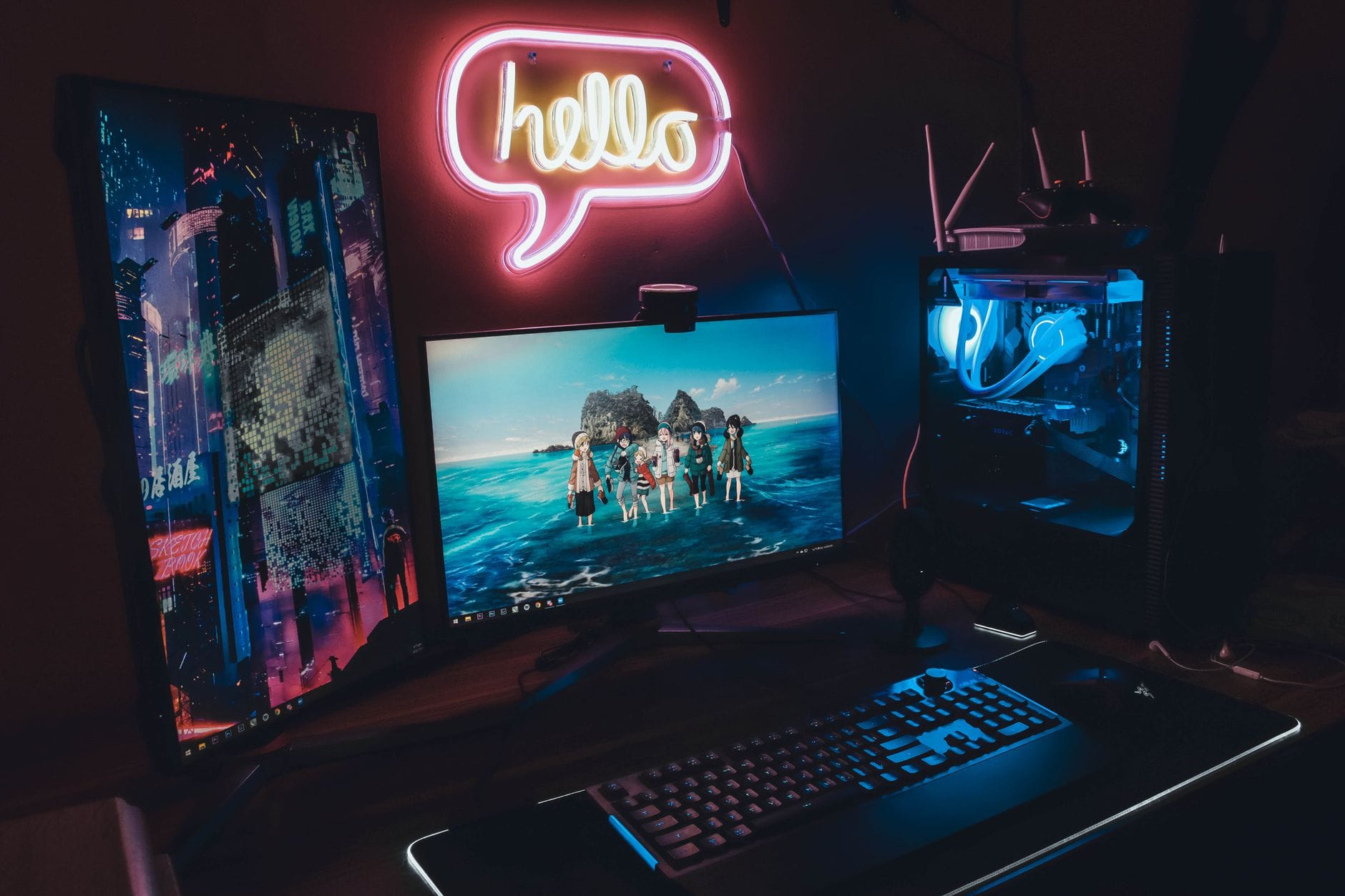 Nowoczesne stanowisko gamingowe z dwoma monitorami i podświetlanym PC