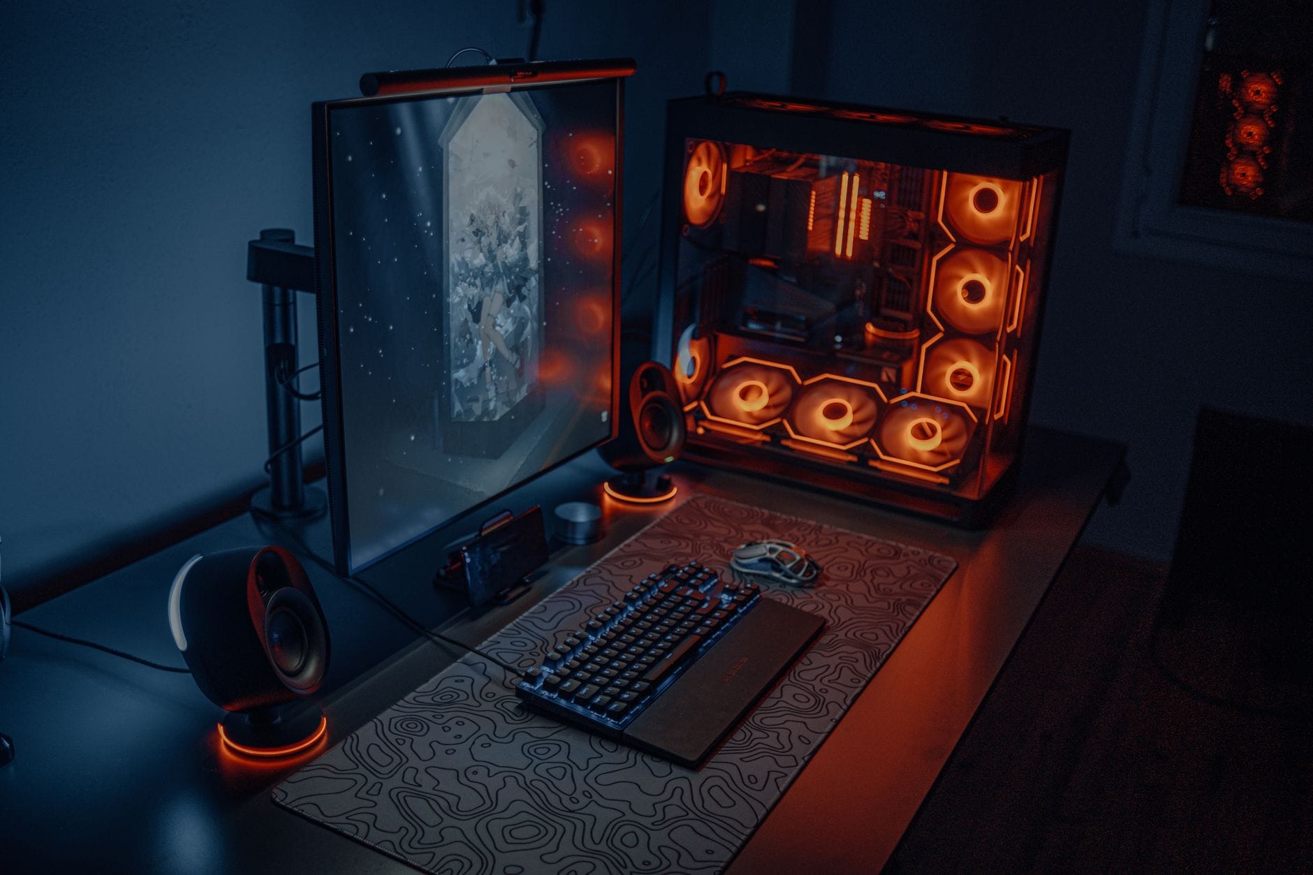 Nowoczesne stanowisko gamingowe z podświetlanym PC i dużym monitorem