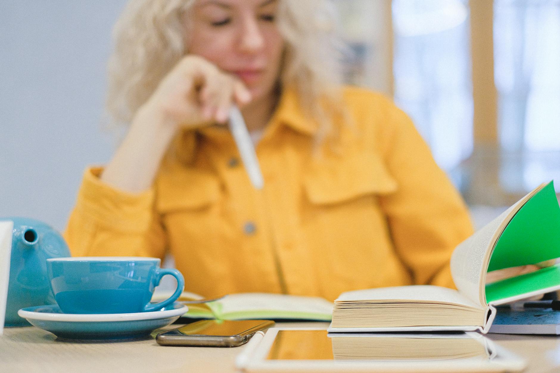 Studentka przy biurku robi notatki, przygotowując się do egzaminu ADR
